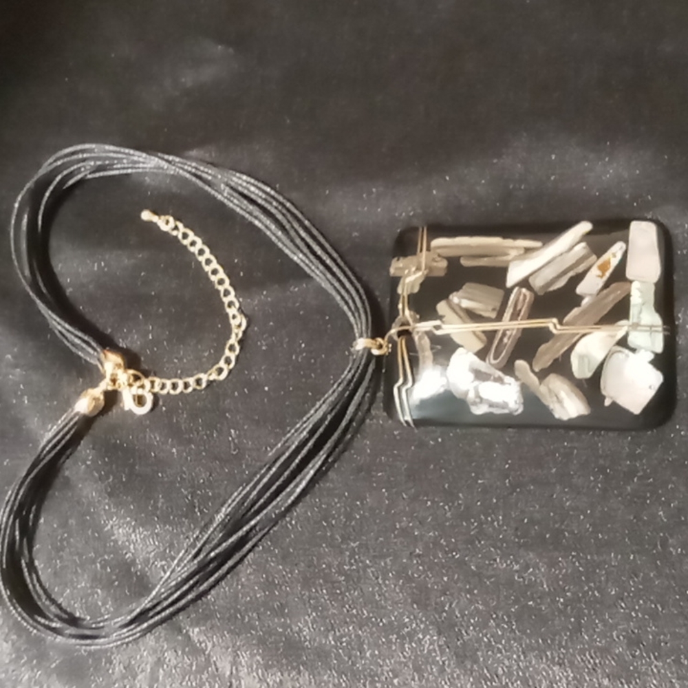 Pendant necklace on silk stran choker or collar chain in gold tone.